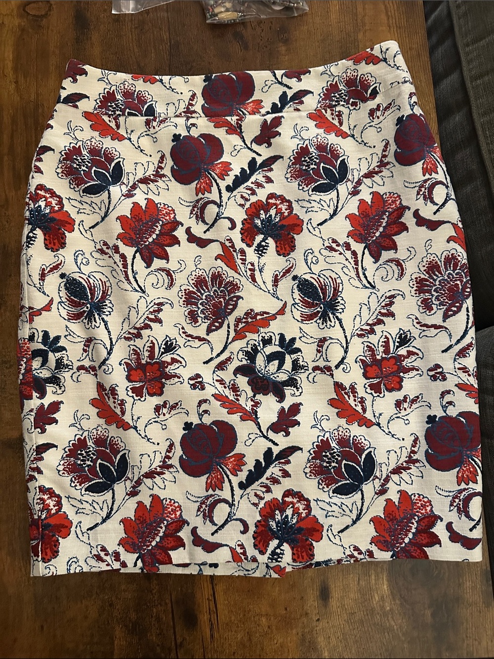 Ann Taylor Floral White linedPencil Skirt with Red & Navy Blooms size 4 Petite